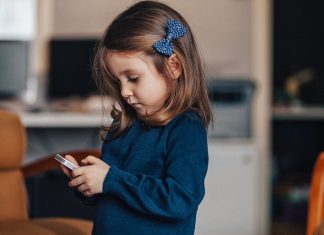 A German government adviser recommends a ban on smartphones for children younger than 14